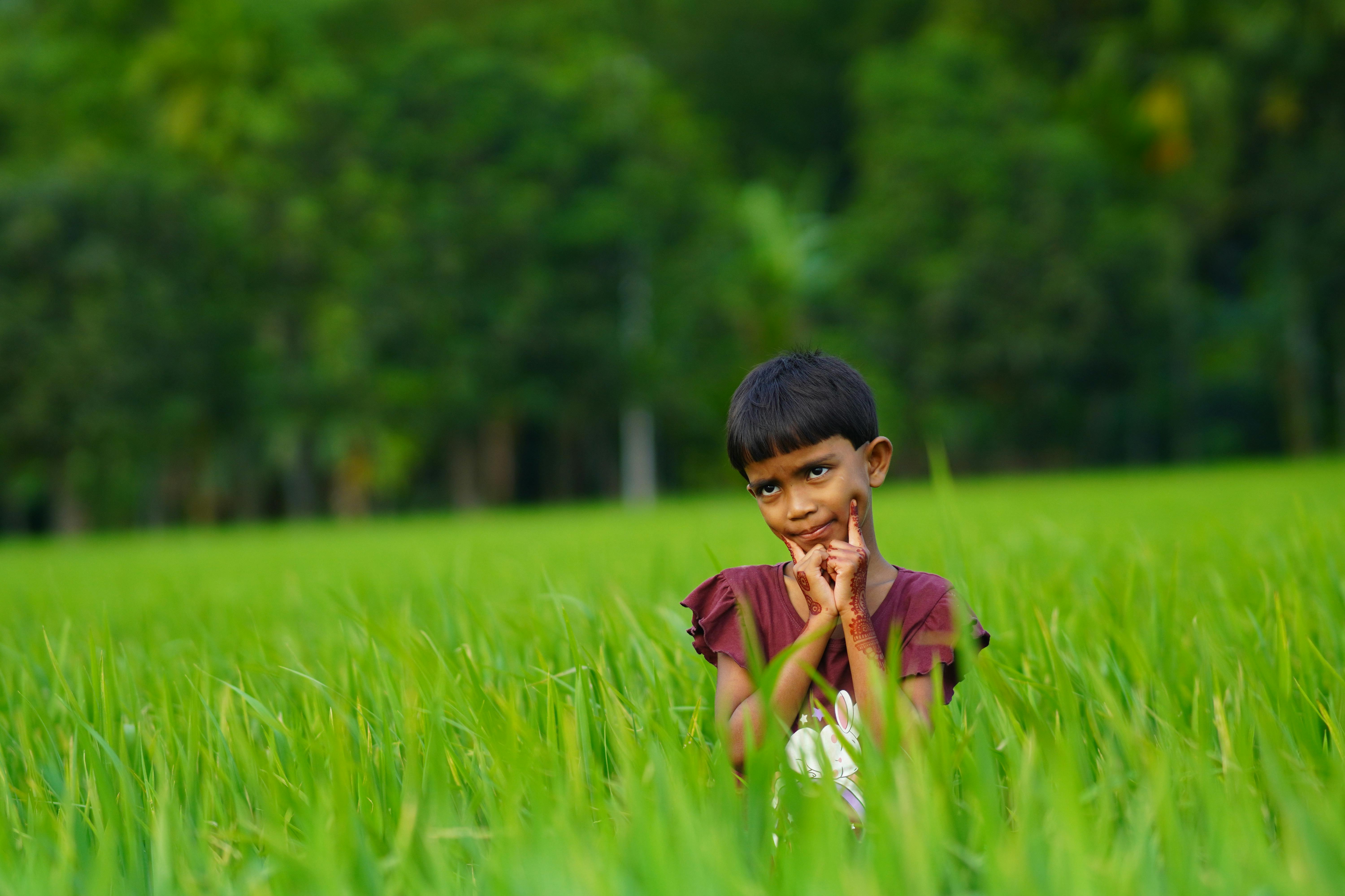 制作团队在拍摄现场沟通与统筹画面